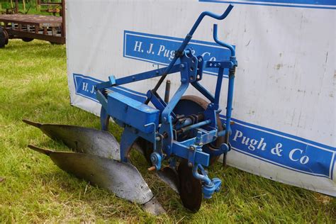 In 1957, the British division of the concern Ford - Fordson produced a new tractor Dexta. . Ransomes ts59 match plough for sale